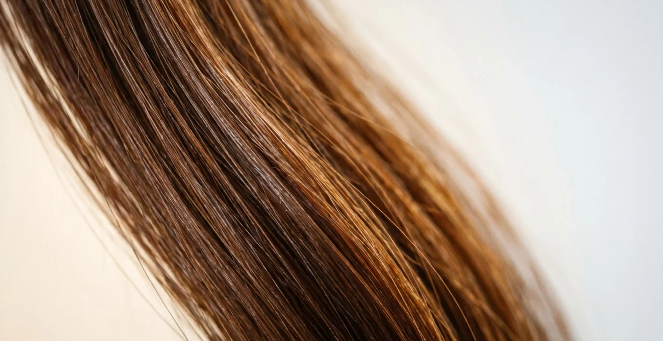 Primer plano de cabello brillante y saludable con cuero cabelludo equilibrado