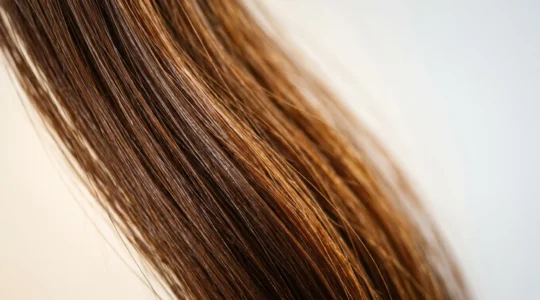 Primer plano de cabello brillante y saludable con cuero cabelludo equilibrado