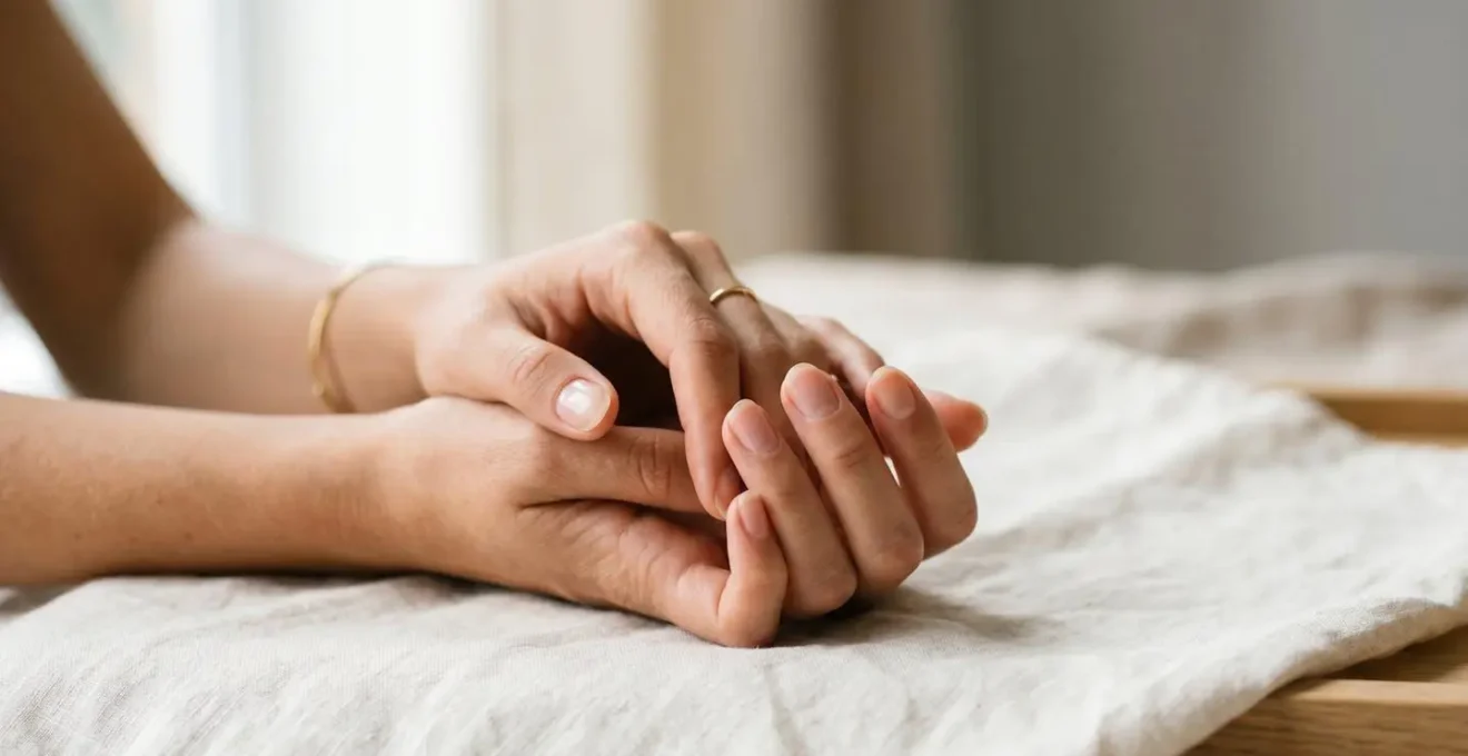 Primer plano de manos femeninas con uñas naturales saludables durante tratamiento de cuidado profesional