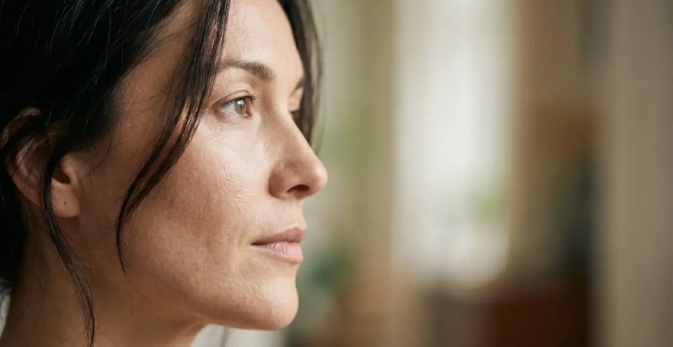 Primer plano de piel facial femenina con textura equilibrada y luminosa sin brillos excesivos