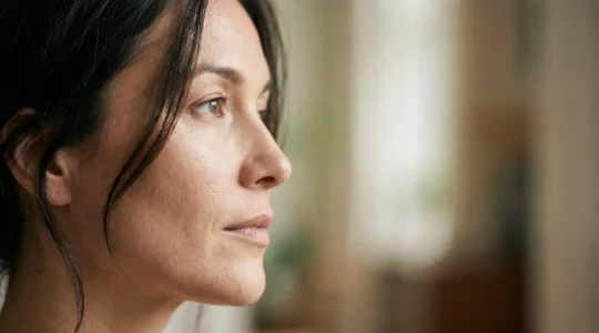 Primer plano de piel facial femenina con textura equilibrada y luminosa sin brillos excesivos