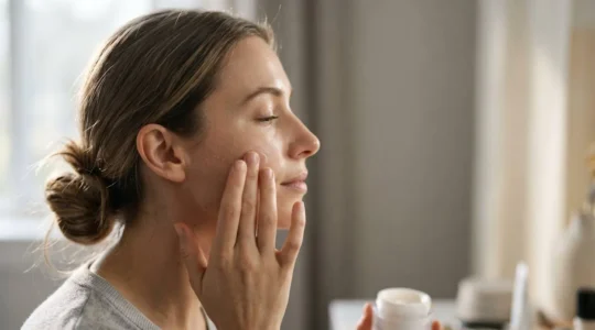 Aplicación de crema hidratante facial para reparar la barrera protectora de la piel