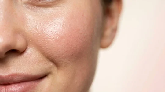 Primer plano de piel facial radiante y textura suave tras exfoliacion natural sin dañar barrera cutanea