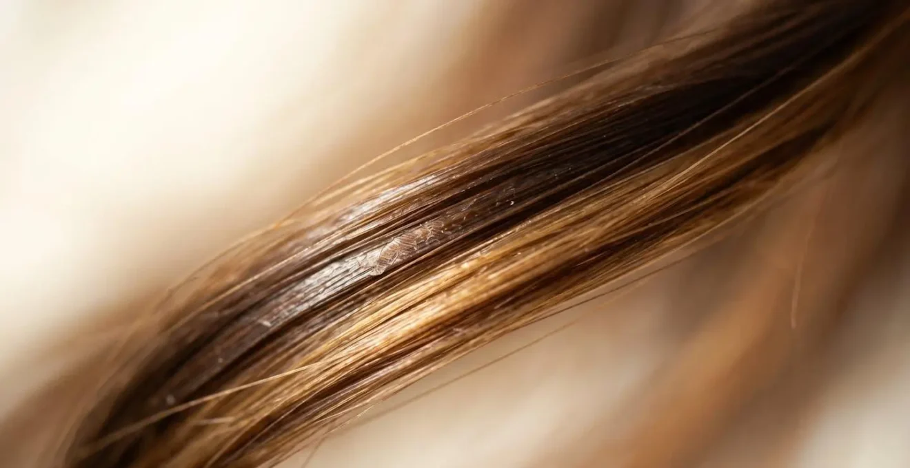 Primer plano detallado de cabello femenino mostrando textura sedosa y saludable con tratamiento capilar