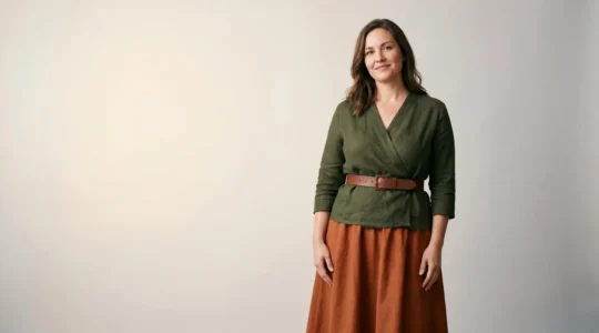 Mujer con silueta rectangular mostrando técnicas de estilismo para crear curvas visuales mediante prendas estratégicas y accesorios